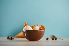 一碗美味的冰淇淋与片在蓝色与复制空间
