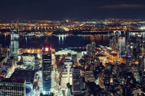 纽约城西侧在晚上与城市景观的全景视图.