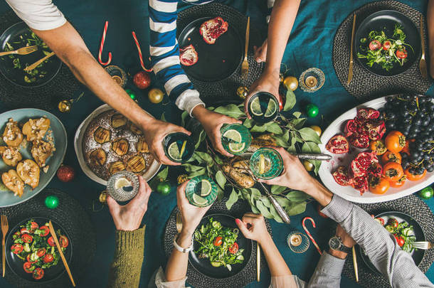 朋友或家人聚会, 在<strong>节日</strong>餐桌上举行圣诞或新年聚会晚宴。人的手拿着杯子和饮料, 一起盛宴和<strong>庆祝节日</strong>, 顶视图