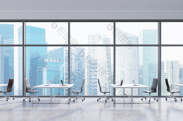 现代化全景办公室内的工作场所，窗户内可看到新加坡城市的<strong>景色</strong>。开放空间。白桌子