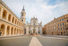 洛雷托广场, 在阳光明媚的日子圣卡萨大教堂, 门廊的一侧, 人们在洛雷托, 安科纳, 意大利广场上的人