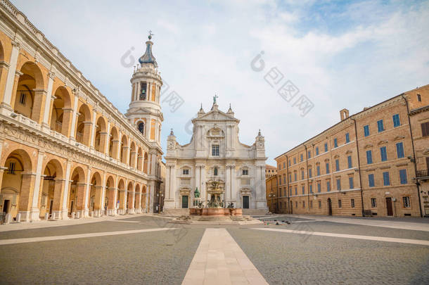 洛雷托广场, 在阳光明媚的日子圣卡萨大教堂, 门廊的一侧, 人们在洛雷托, 安科纳, 意大利广场上的人