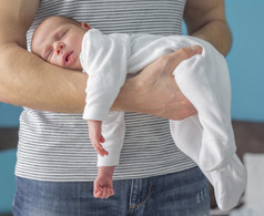 每月婴儿睡在手臂上