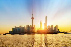 在日出，中国的上海浦东天际线