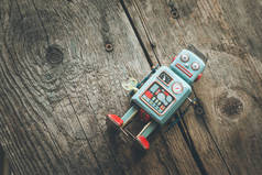 机器人玩具, 聊天机器人或社交机器人和算法的符号。木材纹理. 