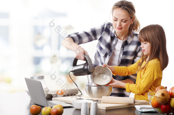 母亲和女儿使用厨房机器人