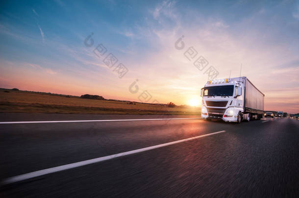 道路上装有<strong>集装箱</strong>的<strong>卡车</strong>，货物运输概念.
