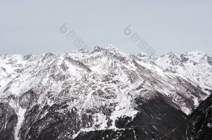 高山景观和雪山山峰。许多山脉和多云的天空