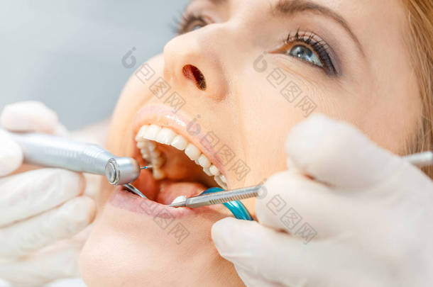 在牙科检查的<strong>病人</strong> 