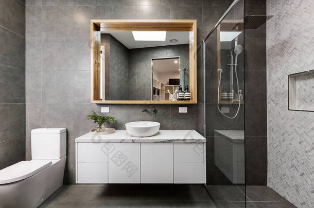 现代设计师浴室 