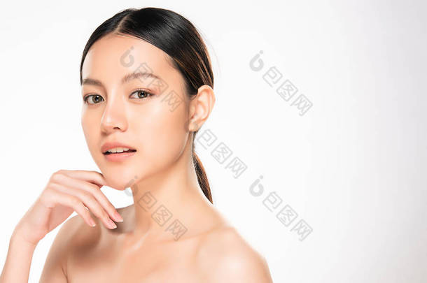 年轻美丽的亚洲女人,有着<strong>干净</strong>新鲜的皮肤.美女脸蛋的护理。面部治疗。化妆品、美容美发和温泉.