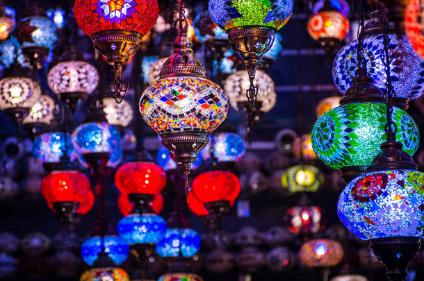 五颜六色的土耳其灯悬挂灯拍摄从黄金市场杜