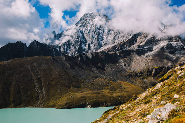 山脉有美丽的云彩。山风景。查看 Gokyo 湖。蓝天白云。尼泊尔喜马拉雅山, <strong>积雪覆盖</strong>高峰, 湖离珠穆朗玛峰不远。.