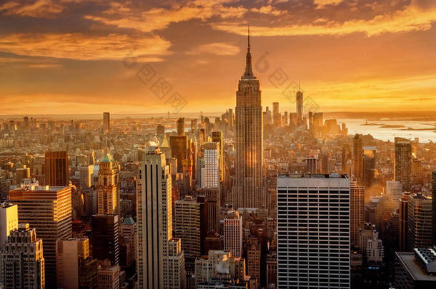 纽约, 乌萨, 2018年12月7日: 纽约市日落时曼哈顿天际线的鸟图。美国