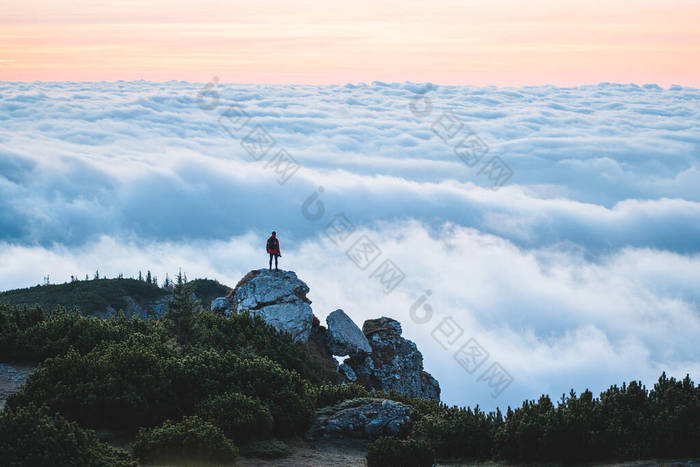 快乐的徒步旅行者达到了人生的目标，成功，自由和幸福，在山上取得了成就。罗马尼亚Ceahlau Massif，登山者在隆重的日出或日落中，在山顶庆祝成功