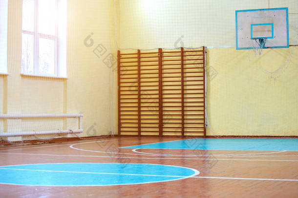 学校或学院体育课的体育馆。带有排球标志的瑞典墙、楼梯和木制地板