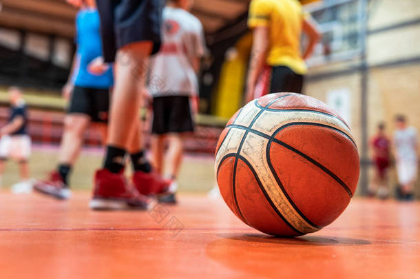 篮球运动场地地板上的篮球运动场上有选择地把重点放在对不明身份儿童模糊的足部训练体育与<strong>发展理念</strong>上