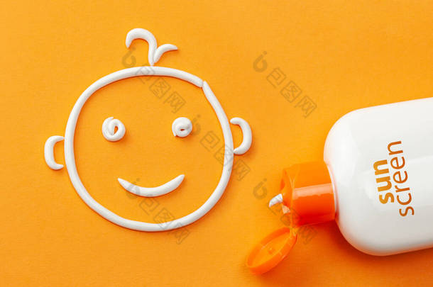 橙色背景的防晒霜。<strong>塑料瓶</strong>的防晒霜和乳白色的形状,一个微笑的婴儿脸.儿童奶油.