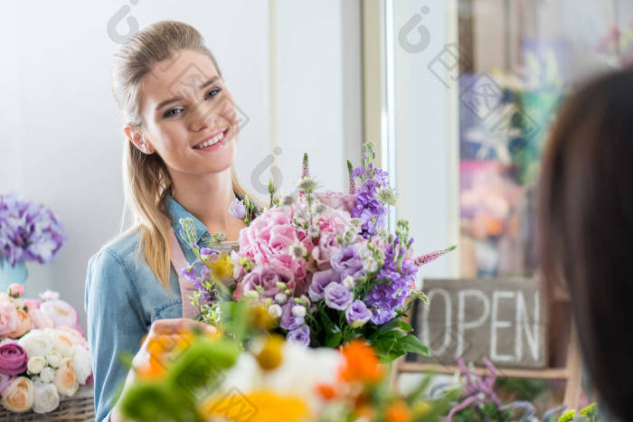 在花店工作的花匠图片-包图网企业站