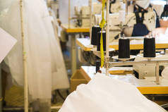 服装厂。缝制设备、织物和螺纹。裁剪的过程
