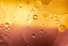 色泽橙色和粉色的水和油混合而成的美丽的抽象背景