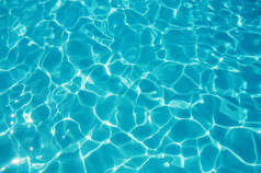 游泳池里的蓝色撕裂水