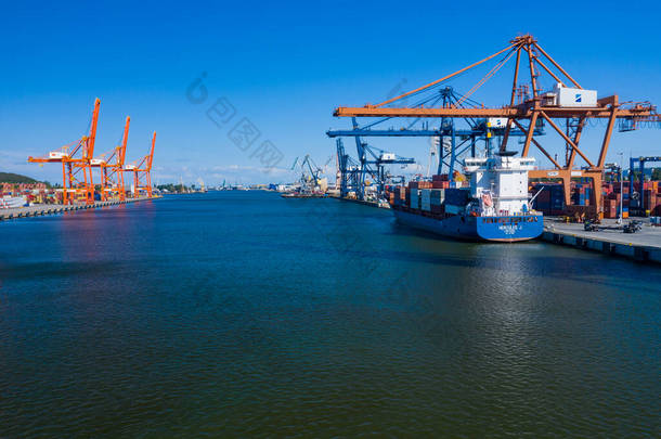 Gdynia Port Aerial View 。位于格丁尼亚港的波罗的海集装箱码头.波兰波美拉尼亚省. 