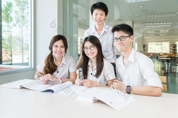 集团的亚洲<strong>学生</strong>统一学习一起在教室里了。