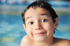 在游泳池里为快乐的孩子们安排暑期和游泳活动