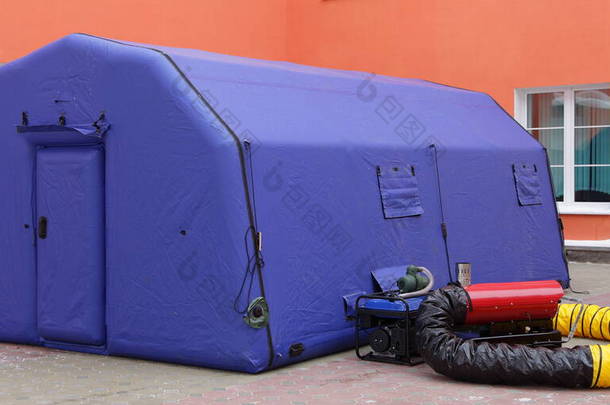 城市内配备暖气和交流发电机的现代充气帐篷，紧急救援<strong>升温</strong>点