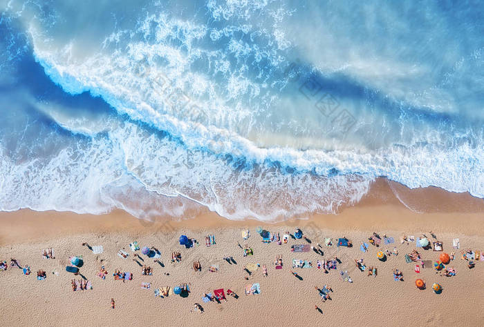 海滩上的鸟瞰图。绿松石水背景从顶部视图。夏季海景从空气。从无人机的最高视图。旅游理念与理念