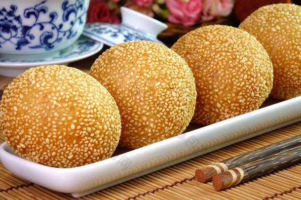 芝麻球（英语：Sesame Ball）是由面粉制成的油炸甜点球，里面塞满了调料的绿豆、红豆、黑豆或花生酱，并涂上了白芝麻。也被称为龙珠，是<strong>中国</strong>著名的<strong>小吃</strong>