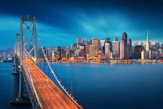 旧金山在日出与海湾大桥的应用前景。著名的美国城市的风景。加州的主题。艺术摄影.