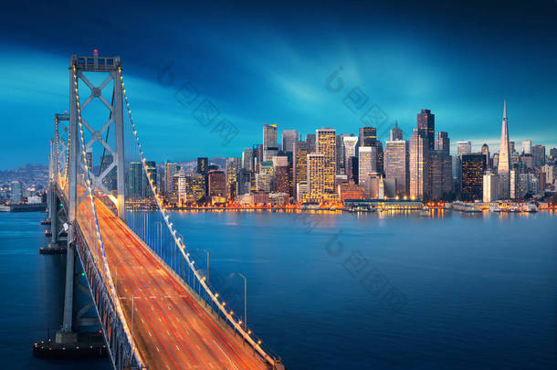 旧金山在日出与海湾大桥的应用前景。著名的美国城市的风景。加州的主题。<strong>艺术<strong>摄影</strong></strong>.