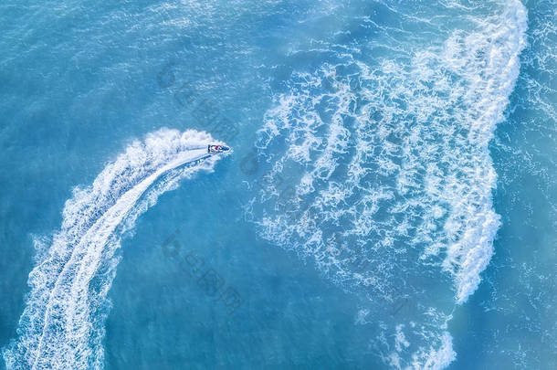 滑行车在海表面。在晴朗的日子, 在透明的绿松石水的豪华浮动船<strong>鸟瞰</strong>。夏季海景从空气。从无人机的最高视图。海景与摩托艇在海湾。旅游理念与理念