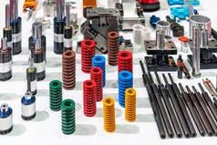 工业用注塑模和模压冲压系统的各种设备，如弹簧氮气弹簧减震器衬套导引和喷射器销固定球保持器