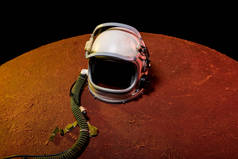 黑色宇宙中红色行星上的宇航服头盔