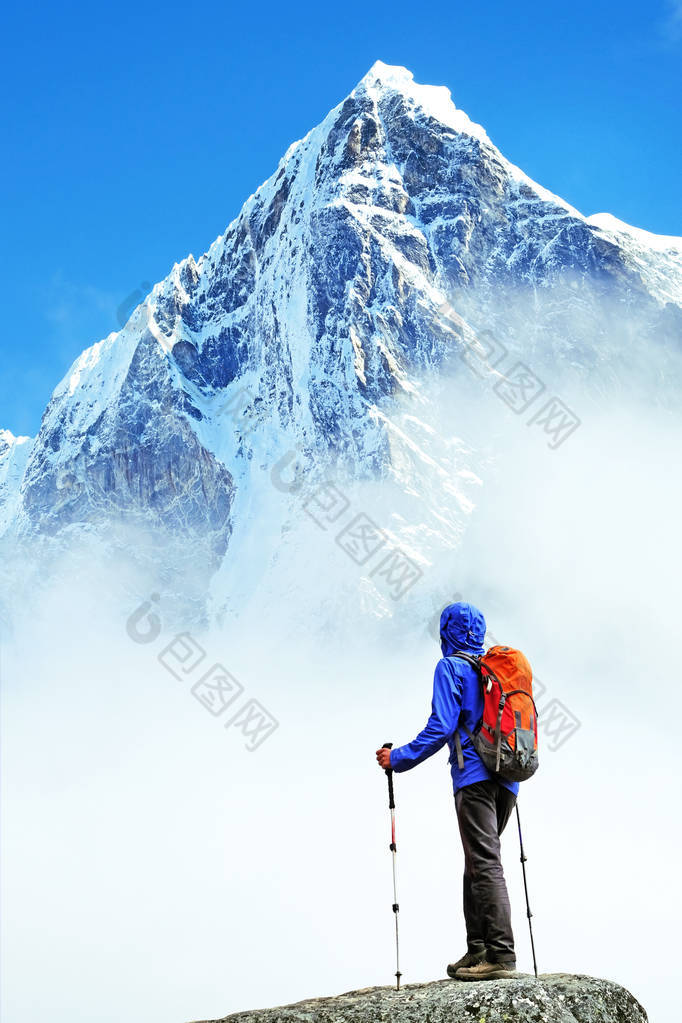 背着背包的徒步旅行者到达山顶.成功，自由，幸福，在山上的成就。积极运动的概念.