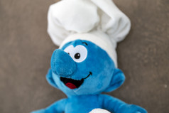 厨师蓝精灵毛绒玩具隔离在白色