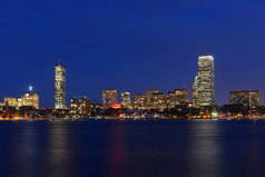 波士顿后湾天际线约翰汉考克塔和保诚中心夜间场景，从剑桥，波士顿，马萨诸塞州，美国.