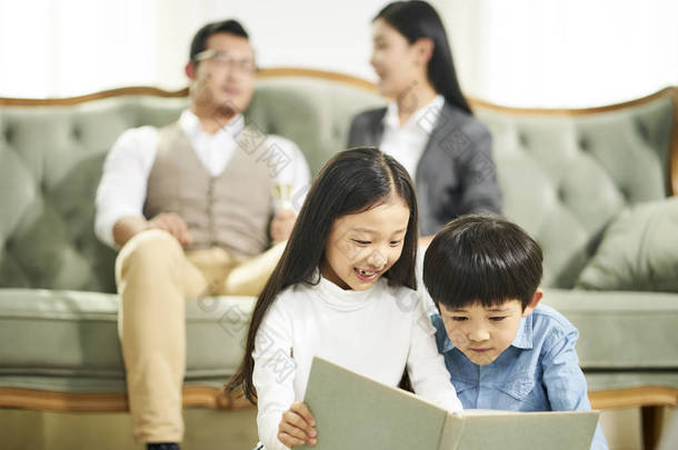 两个亚洲孩子一起读书