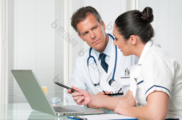 医生和护士在笔记本电脑工作