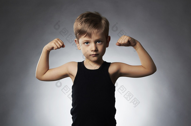 孩子。搞笑小 Boy.Sport 帅 Boy.bodybuilder 二头肌肌肉显示他的手