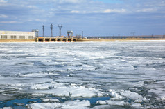 冰漂移和水力发电站
