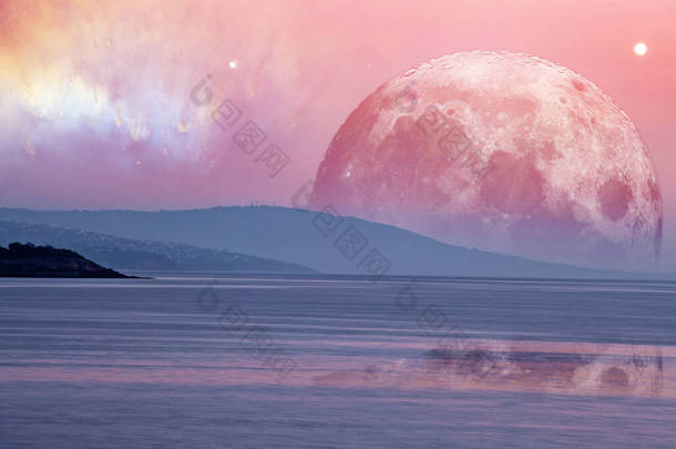 外星<strong>星球</strong>的景观- -巨大的粉色<strong>月亮</strong>在平静的海水中反射出来.这张照片的内容是由NASA提供的
