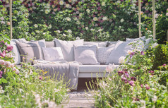 浪漫的花园座椅
