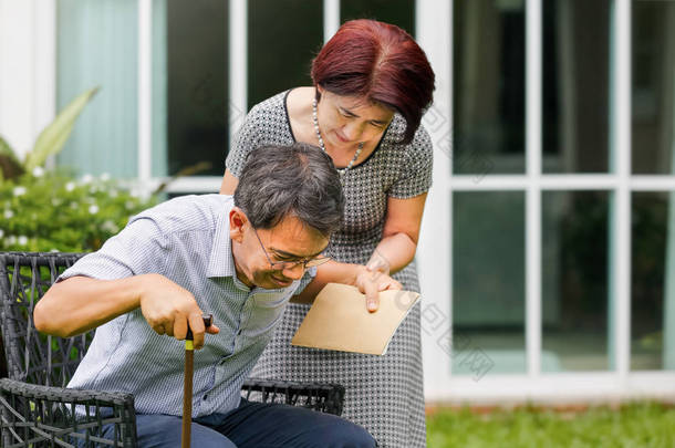 妻子为年长者丈夫，<strong>肌肉</strong>无力.