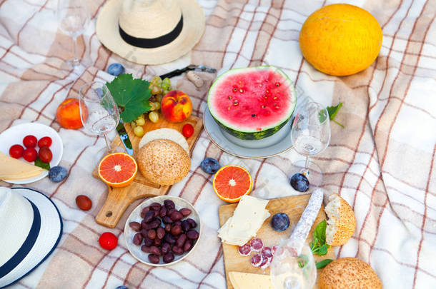 在意大利花园的<strong>绿草</strong>上的<strong>夏日</strong>野餐篮。食物和饮料概念。朋友聚会时间