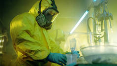 在地下实验室防护工作服包分配的秘密化学家新熟批药品。他们非法煮药物与废弃实验室特殊实验室设备.