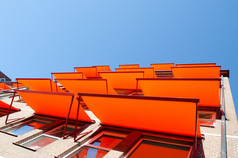 用橙色遮阳帆太阳保护单位窗户.